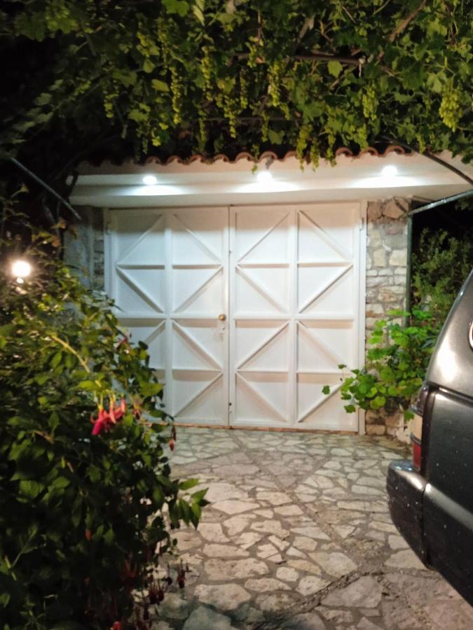 Rosemary House Casa de hóspedes Sarandë Exterior foto